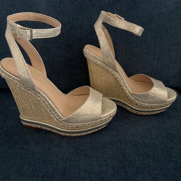Jennifer Lopez Metallic Gold Wedge Heels - Picture 1 of 4